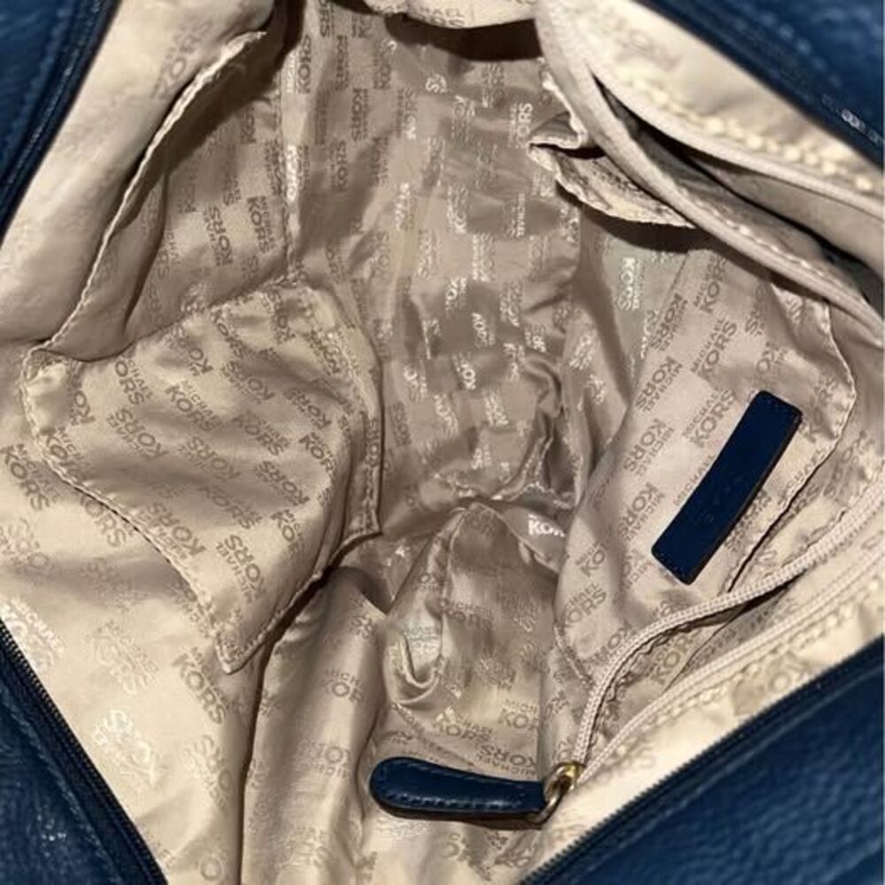 Michael Kors hobo bag in blue grain leather with gold-tone and a tassel detail. - Picture 4 of 4